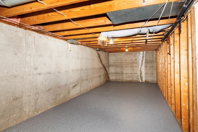 Building Photo - Lovely 3 Bedroom 2 Bathroom Home