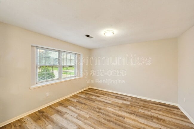 Building Photo - 700 Meadowglen Dr