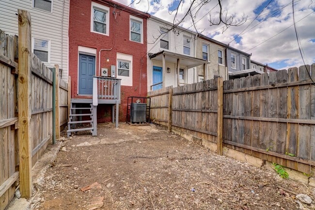 Building Photo - Beautifully Updated Townhome in Prime Loca...