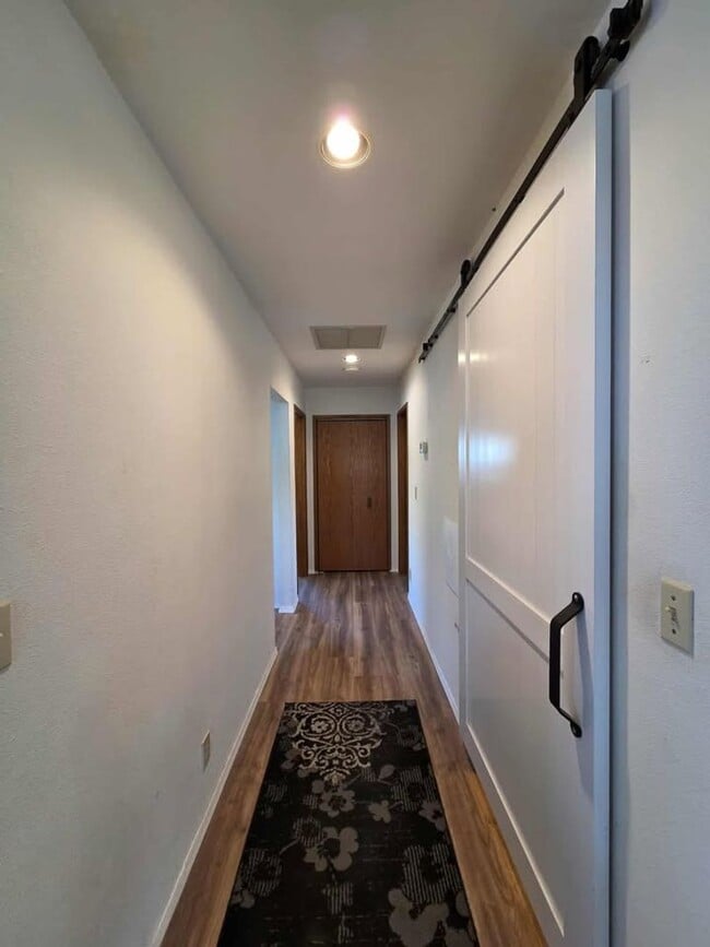 Building Photo - Large 3 Bedroom, 2.5 Bath on Beautiful, HU...
