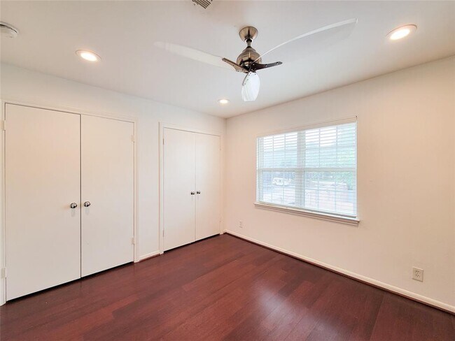 Building Photo - 6350 Chevy Chase Dr