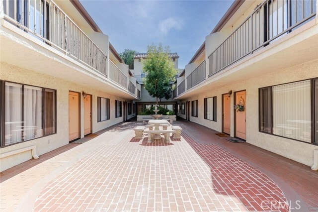 Building Photo - 1043 Thompson Ave
