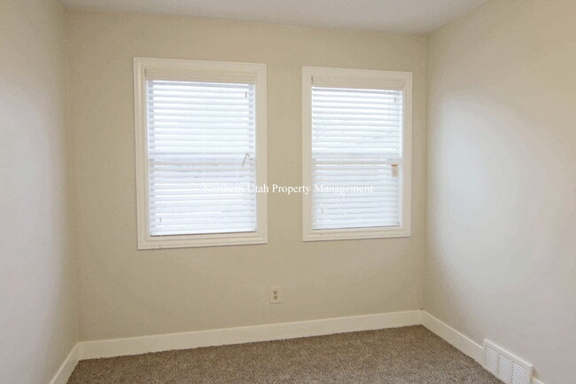 Building Photo - 2 Bed, 1 Bath Upper Unit