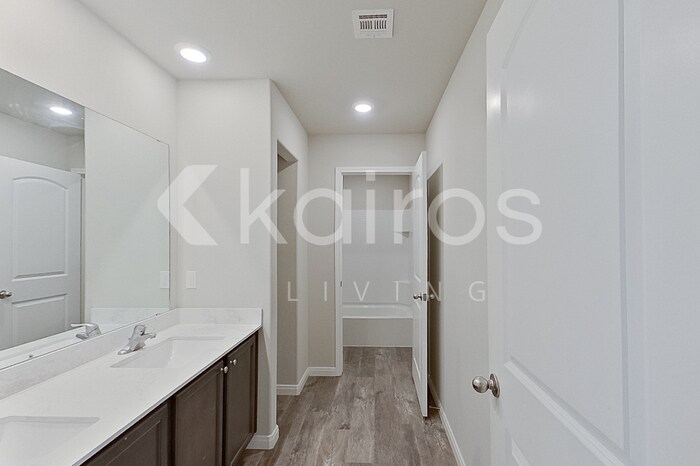 Building Photo - 712 St James Pl