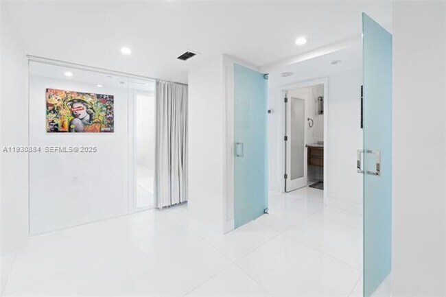 Building Photo - 100 Lincoln Rd