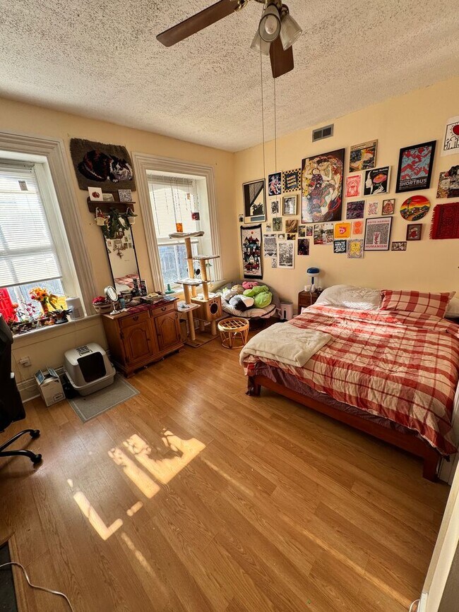 Building Photo - Spacious 3 bed 1 bath Near VCU, own laundry, deck, parking, porch