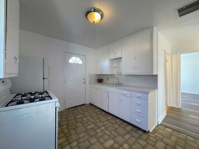 Building Photo - Cozy Modern Living – Bright 2-Bedroom Home Near Snyder High