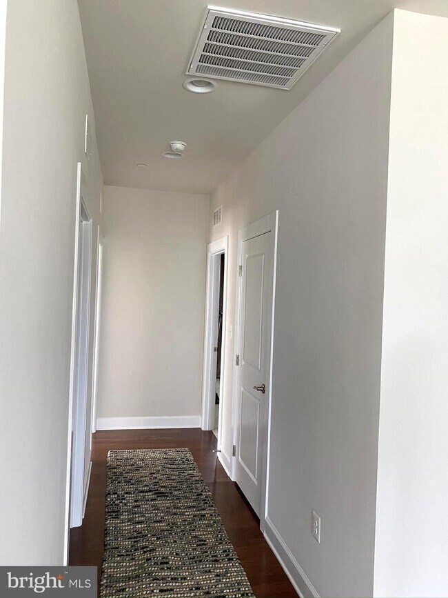 Building Photo - 8227 S Maple Lawn Blvd
