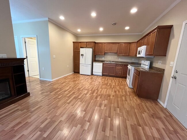 Building Photo - 2 Bedroom Townhome In Lennox, SD!!