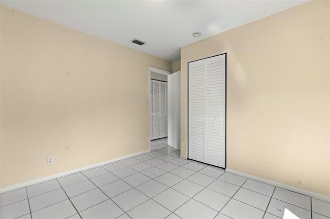 Building Photo - 1415 NE 25th St