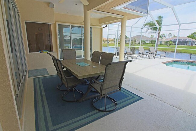 Building Photo - 811 Rotonda Cir