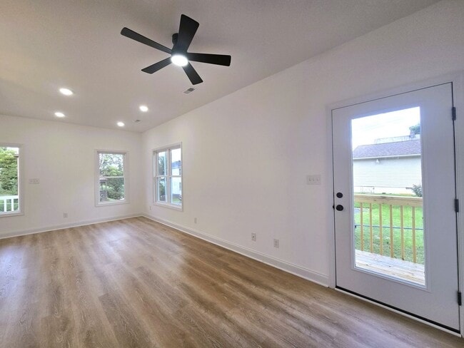 Building Photo - Beautiful new built three-bedroom, two-bat...