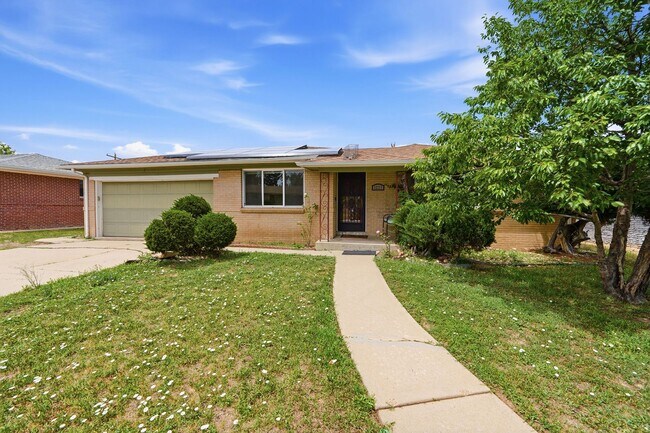 Building Photo - 5 bedroom, 3 1/2 bath, home with two master suites and 2 car garage.