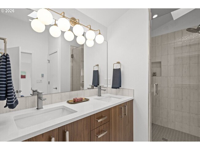 Building Photo - BRAND NEW stylish and modern Mt. Tabor stunner! Available Now!!