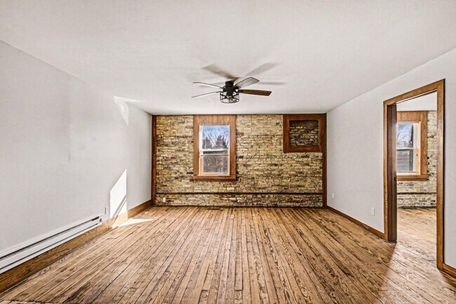 Building Photo - 307 E Bridge St