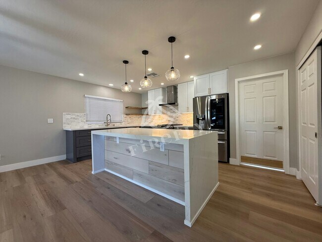 Building Photo - 6100 W Audrey Ln