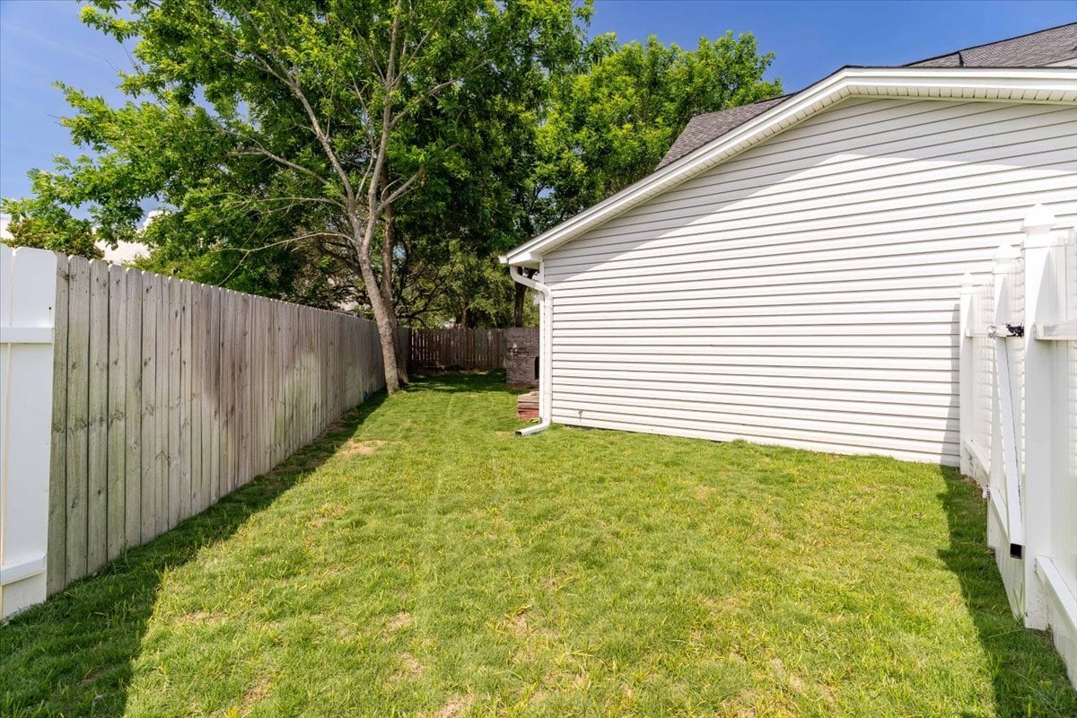 Building Photo - 817 N Lakeside Dr
