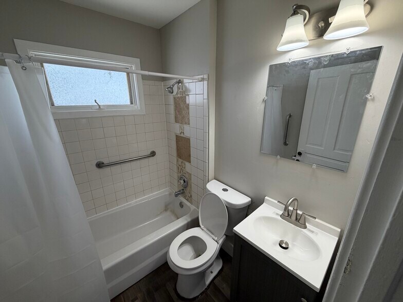 Building Photo - 405 Rock St