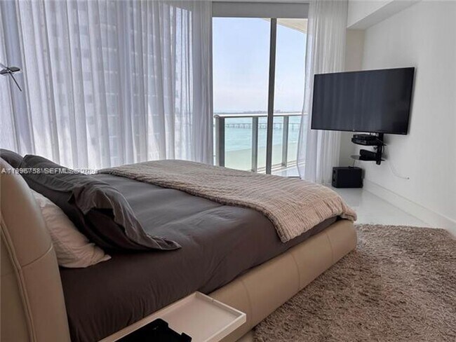 Building Photo - 1300 Brickell Bay Dr