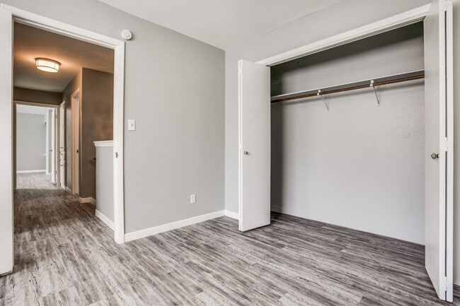 Building Photo - Gorgeous Upgraded 3 Bedroom 2.5 Bath with 2 car garage on Quiet Cul-De-Sac ---Eanes ISD!!