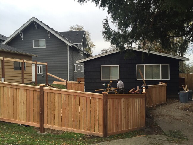 Building Photo - Great 2 BR/1 BA duplex unit available!