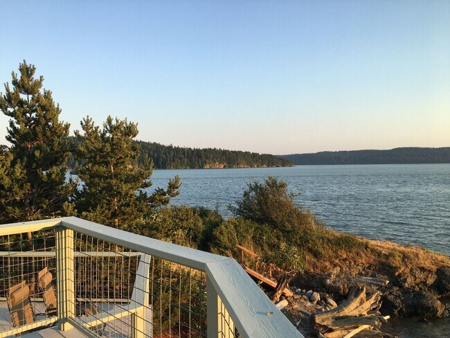 Building Photo - La Conner Home with Stunning View