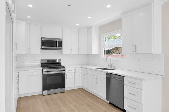 Building Photo - 3 Bedroom and 2 Bathroom Home – Close to C...