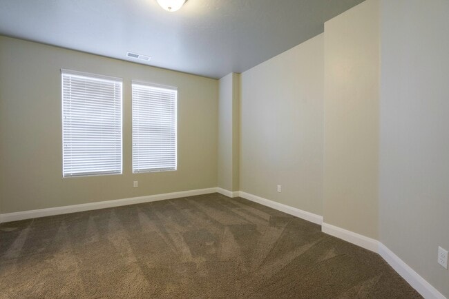 Building Photo - 3 Bedroom Townhome in Hidden Valley with C...