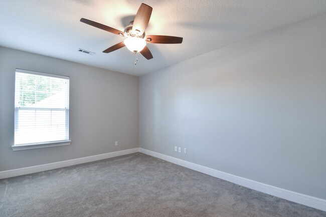 Building Photo - 701 Earls Ct