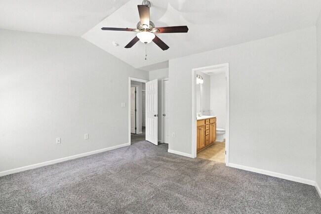 Building Photo - Spacious End Unit Townhome!