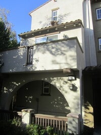 Building Photo - SPACIOUS 3 BEDROOM, 3.5 BATHROOM TOWNHOUSE...