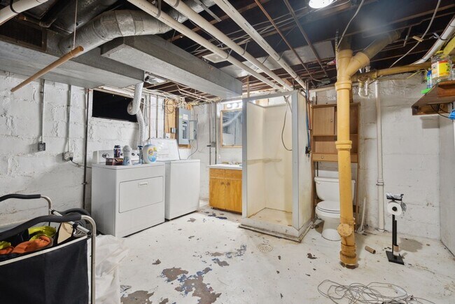 Building Photo - 503 Iowa St