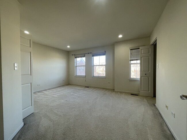 Building Photo - 4702 N Lamon Ave