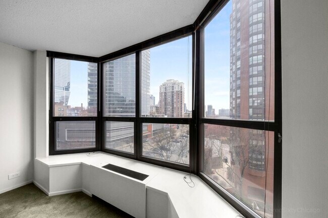 Building Photo - 899 S Plymouth Ct