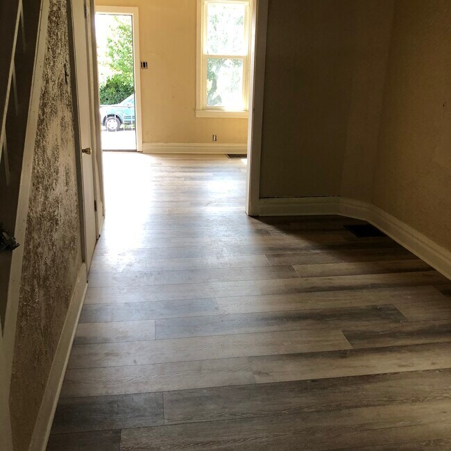 Building Photo - 2124 Greenwood St