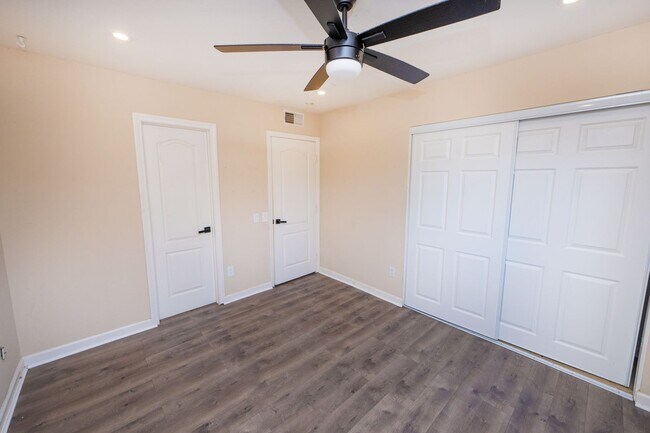 Building Photo - 2 Bedroom 1.5 Bath Available Now in El Cajon! AC/OFF STREET PARKING/IN UNIT LAUNDRY