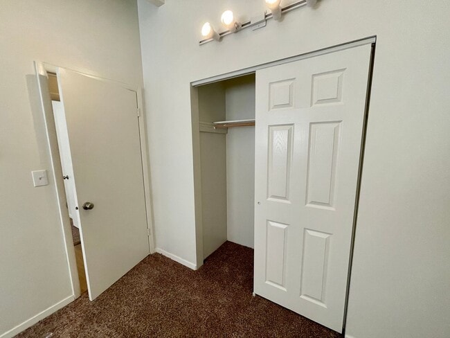 Building Photo - DESIRABLE MILLWOOD NEIGHBORHOOD ON TREE LI...