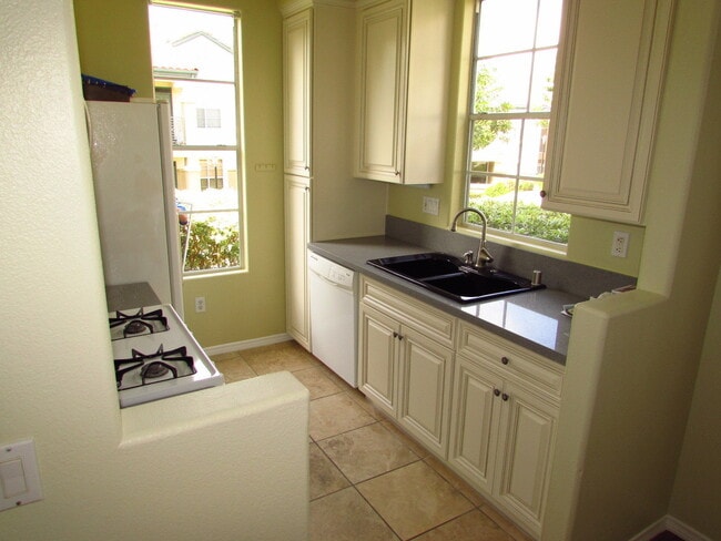 Building Photo - Downstairs 2 bedroom condo in great location