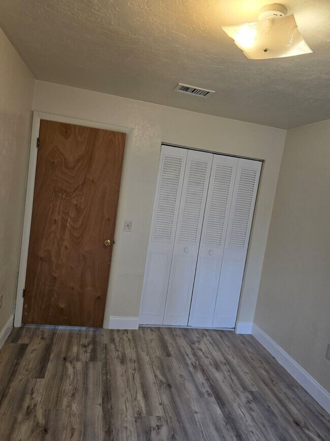 Building Photo - Beautiful 2 bedroom 1 bathroom Single Fami...