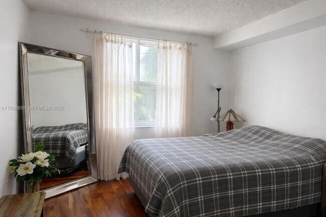 Building Photo - 17150 N Bay Rd