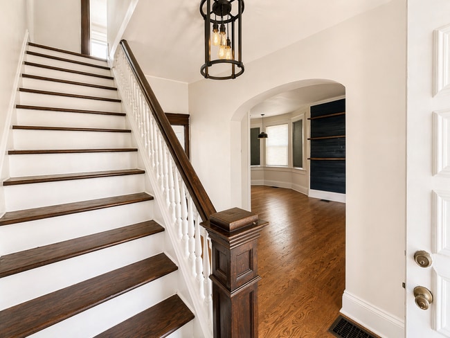 Building Photo - Beautifully Updated 3 Bedroom Home with 2-Car Garage – Prime Columbus Location