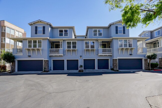 Building Photo - 3 Bed / 2.5 Bath beautiful end unit townhome with tons of upgrades. YouTube Tour!!