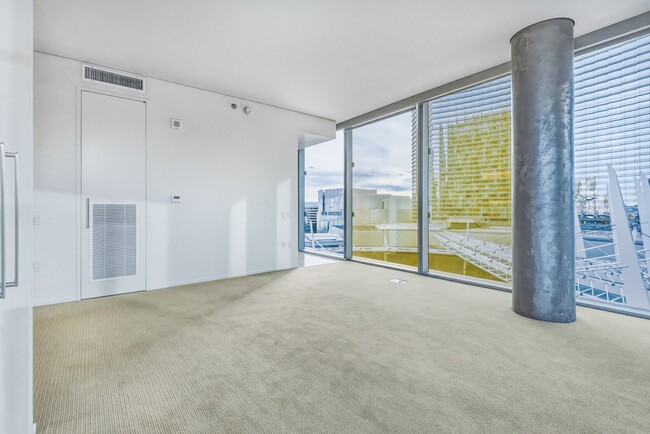 Building Photo - Veer Towers 602W-Strip and CityCenter Views form this Stunning 2Bd/2Ba Residence