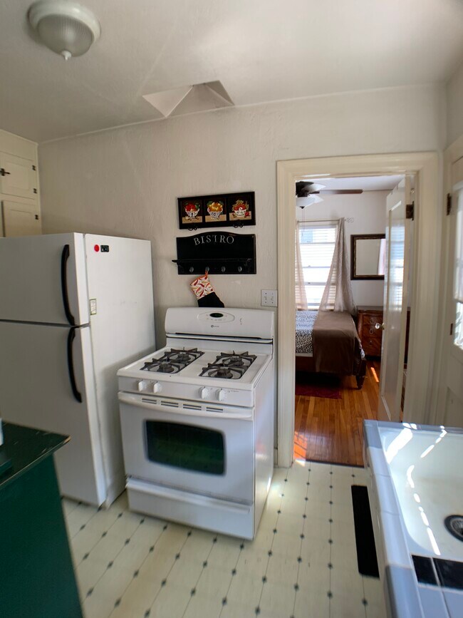 Full size stove - 2746 C St