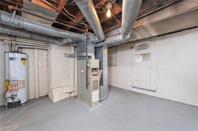 Building Photo - 318 Sprott Way