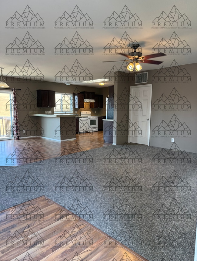 Building Photo - 4 Bed 2 Bath home in Dufur, Oregon!