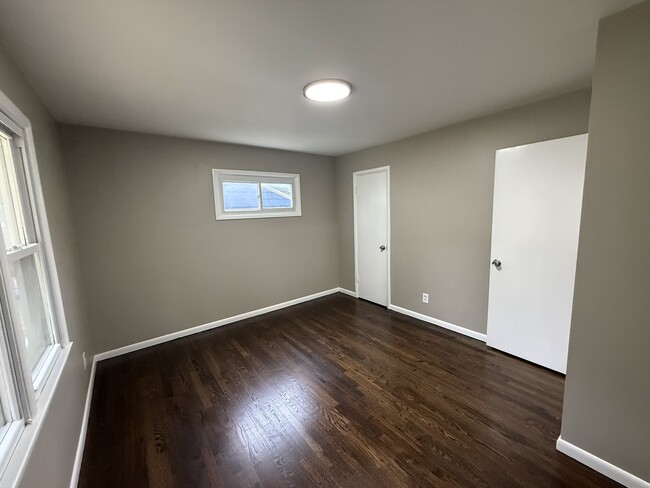 Building Photo - 5546 N Woodland Ave