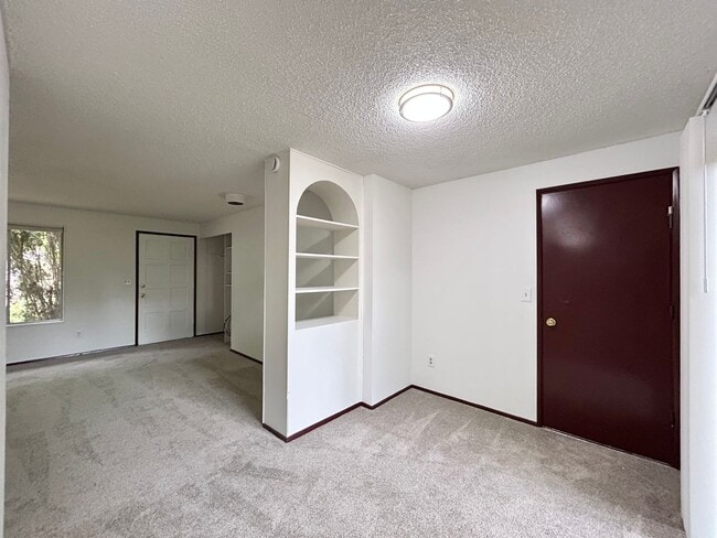 Building Photo - Bright and Open 3 Bed, 1 Bath House!