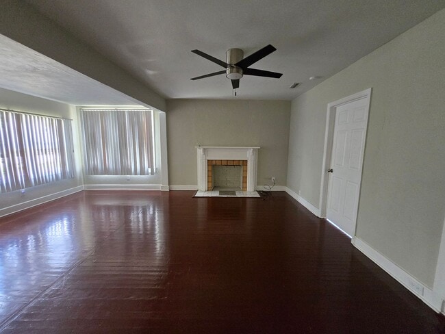 Building Photo - AVAILABLE NOW - Charming 3 Bed / 2 Bath Ho...