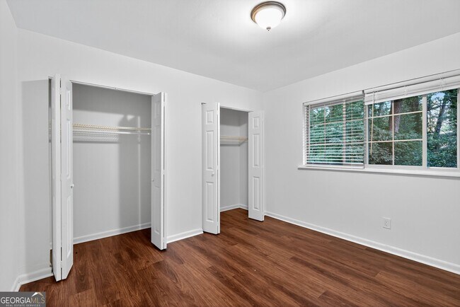 Building Photo - 2510 Peachwood Cir NE